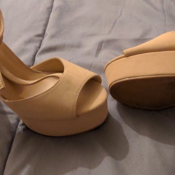 Shoed - Picture 3 of 3